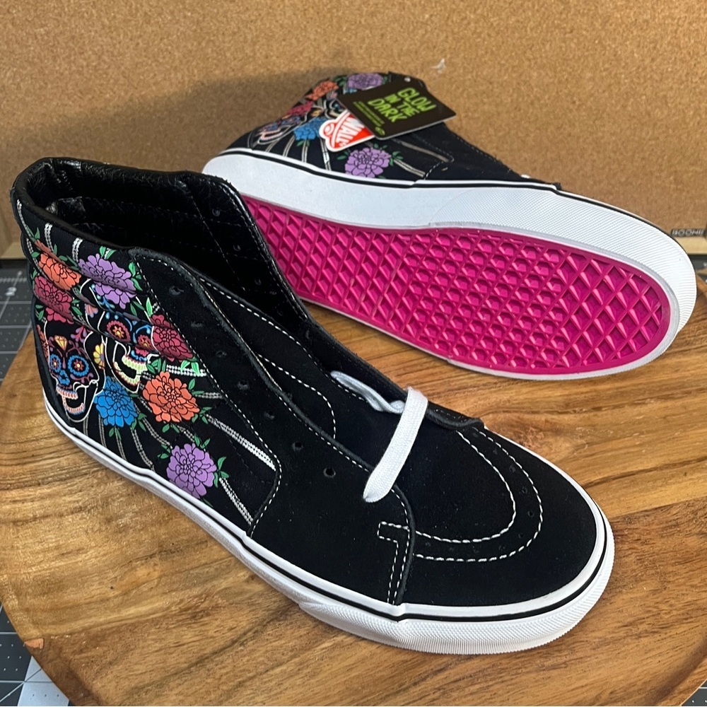 Vans sk8 hi 
DIA DE MUERTOS💀💀
GLOW IN THE DARK
BRAND NEW - Picture 16 of 16